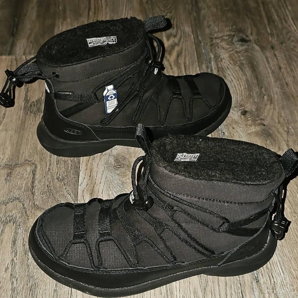KEEN Unseen SNK Chukka Black and Red Winter Boots 8 Black Water Proof New